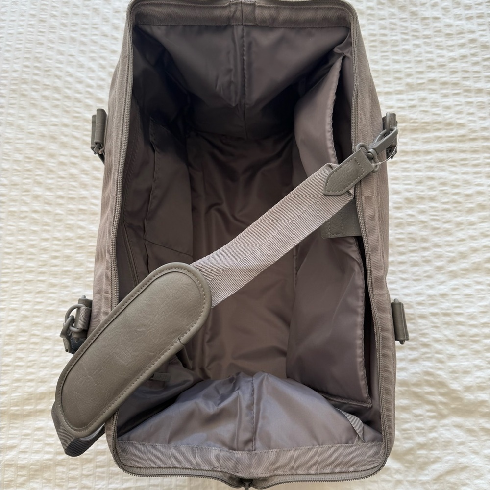 BRAND NEW WITH TAGS Beis Weekender Bag - Picture 4 of 7